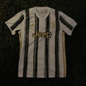 Juventus fotbollströja!  Storlek M men passar också large. Köpt i en Adidasaffär men har aldrig använt den.  Köparen står för frakten! 🚚