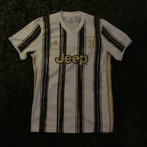FOTBOLLSTRÖJA - Juventus fotbollströja!  Storlek M men passar också large. Köpt i en Adidasaffär men har aldrig använt den.  Köparen står för frakten! 🚚
