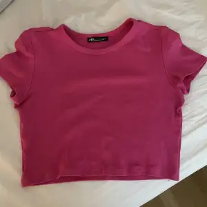 Croppad t-shirt från Zara! Inga defekter💕 ⭐️ANVÄND GÄRNA KÖP NU⭐️