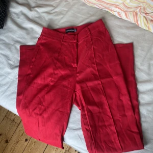 Röda kostymbyxor PlT 34 - Snygga röda kostymbyxor från prettylittlething, använda Max 5 ggr.