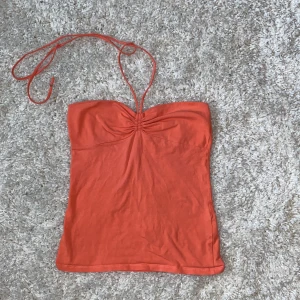 Sommarlinne - Så somrigt linne från ginatricot. Köpt på secondhand och lappen är avklippt så kan inte se vad det är för storlek men skulle gissa på s💞superfin korallfärgade till i sommar🥰🥰kom privat för mer bilder eller information