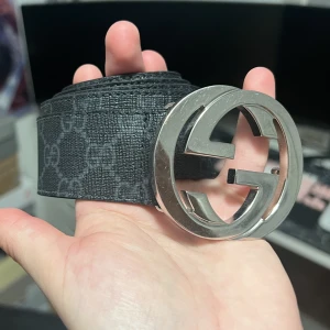 Gucci Bälte Svart monogram - Gg supreme mönster i svart/grå färg med silvrig buckle. Storlek 95cm i fint skick. Nypris 5000kr