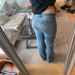 Lågmidjade Jeans  - Ett par as najs lågmidjade jeans från Hm! Jeansen är storlek 38, men passade också på mig som vanligtvis har 36!  Säljer jeansen för att dem inte har kommit till användning💞