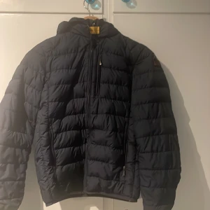 Parajumpers jacka - Parajumpers jacka i gott skick köpt på Kidsbrandstore, Medium i ungdomsstorlek villket motsvarar S/XS  Nypris: 3000kr