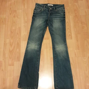 Lågmidjade jeans - Så himla fina blå lågmidjade jeans ifrån lindex. Byxorna är endast använda några gånger. Kontakta mig om intresserad