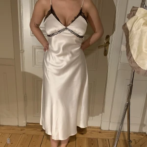 Silkesklänning - Perfekta klänningen till studenten så skön och älskar dom svarta detaljerna 