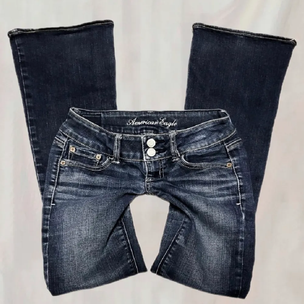   (Midja: 68 cm) (Innerbenslängd: 73) lågmidjade jeans med bootcut. Ungefär som en xs med stretch. Hör av dig om du har funderingar eller vill ha fler bilder. BILDERNA ÄR LÅNADE!. Jeans & Byxor.