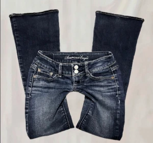 Lågmidjade bootcut jeans -   (Midja: 68 cm) (Innerbenslängd: 73) lågmidjade jeans med bootcut. Ungefär som en xs med stretch. Hör av dig om du har funderingar eller vill ha fler bilder. BILDERNA ÄR LÅNADE!