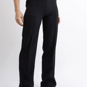 Kostymbyxor  - Säljer dessa BRUNA (se bild 3) kostymbyxor från Madlady. Denna färg finns inte längre kvar på deras hemsida och de är endast använda en gång. Nypriset är 599kr💕🤎