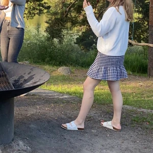 Kjol från hm - Superfin kjol från hm! Endast använd en gång (på bilden)💕 skriv privat för fler bilder. Säljer även samma i helsvart, köp båda för 120