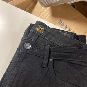 Super fina jeans från Lee de är använda ca 2-3 gånger så i topp skick! Storleken motsvarar ungefär M-L, de har tyvärr blivit stora på mig🌸