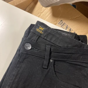 Lee jeans  - Super fina jeans från Lee de är använda ca 2-3 gånger så i topp skick! Storleken motsvarar ungefär M-L, de har tyvärr blivit stora på mig🌸