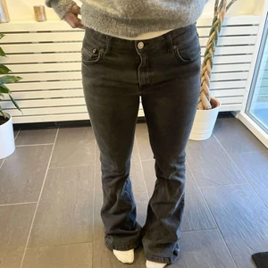 Mid Rise bootcut - Trendiga gråa bootcut jeans med Mid Rise midja , storlek 38 men passar mer 36 💕💕 Har klippt bort lappen pga att den skavde 