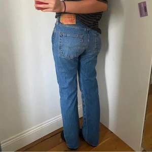Levis 501 - Säljer dessa mid/lowrise Levis vintage jeans i modellen 501. De är i mycket bra skick! 💕