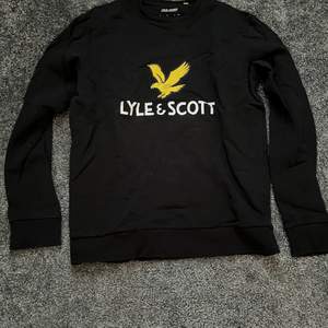 Säljer en as snygg sweatshirt från Lyle&Scott, den är knappt använda och sitter as bra på kroppen