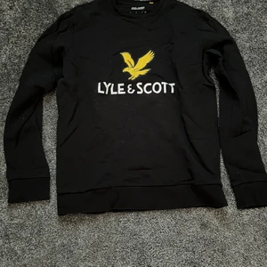 Sweatshirt Lyle&Scott - Säljer en as snygg sweatshirt från Lyle&Scott, den är knappt använda och sitter as bra på kroppen