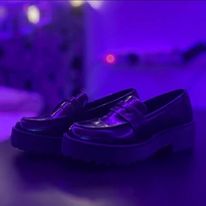 Monki Loafers - köpte skorna 2020 på en secondhand men de var för stora för mig så har aldrig använt, de är i storlek 38 och har några slitningar på sidorna men syns inte jätte tydligt 