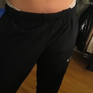 Nike DriFit byxa att M/L - Byxor i herrmodell från Nike DriFit. Sitter som storlek L/M. Nypris runt 500 kr. Jag är 169 som referens.  Köparen står frakt (66kr) eller möts upp i Linköping.