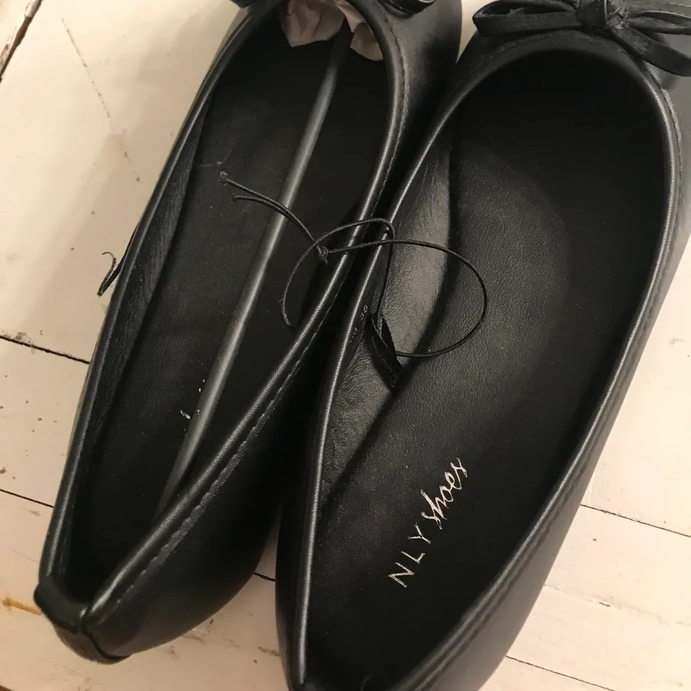 Ballerinaflats från NLY shoes i strl 38.  Nyskick, tror knappt att dom används. Köparen står för frakten (66 kr) eller möts upp i Linköping<3. Skor.