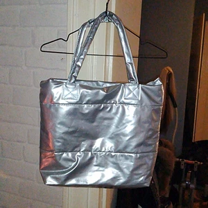 Täckväska  - Cyperrave täckväska i glansigt silver aldrig använd