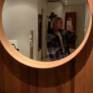 Rutig jacka - Nu är det dax att sälja min ”picknickjacka” som ja älskar länge o använt mycket. Köpt secondhand i newyork så finns förmodligen ingen likadan här i Sverige iaf. Den är i strlk L men skulle säga mer M