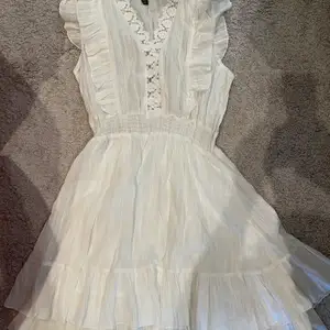 💕Säljer denna vita klänningen då jag inte använder den längre. Klänningen är i storlek S💕