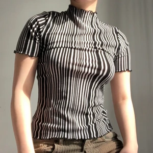 Randig tröja i mesh  - Tröja från danska märker Distrikt Nørrebro i mesh liknande material. Perfekt t sommaren. Frakt tillkommer :) Tveka inte på att fråga om du undrar något