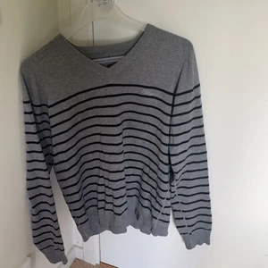 Randig stickad tröja - Inga tecken på användning, skriv privat om du undrar över något💕