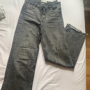 Svarta jeans från Zara - Ett par väldigt fina svarta jeans ifrån Zara, dem är sparsamt använda och är i bra skick. Pris kan diskuteras 