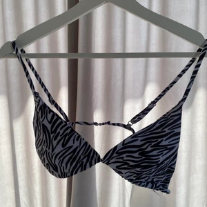 Bikini top - Säljer denna top då den är för stor för mig. Aldrig använd och jätte fint skick. Storlek L men skulle säga den är mer som en M☀️👙