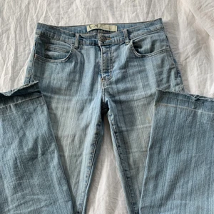 Ljusblåa lowrise jeans - Lowrise ljusblåa jeans i bra skick! Midjemått 76cm och innerbenslängd 80cm❤️ jeansen har två raka hål vid anklarna men de går lätt att fixa! Jeansen sitter bra på mig som är 170cm. (Ompublicerade denna för att göra budgivning!)