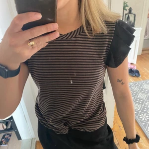 Volangtopp - Jättefint topp som inte används😍 är storlek L men sitter bra på mig som är en S