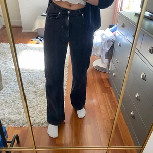 Superfina Carin Wester jeans  - Säljer dessa svinsnygga svarta jeansen från Carin Wester i storlek 34. Passar mig som har 36 men sitter lite tajt i midjan isf💕 i superbra skick! I navelhöjd och når ner över fotlederna💕 köparen står för frakt, kan även mötas upp i Sthlm💕 lägsta bud 250kr