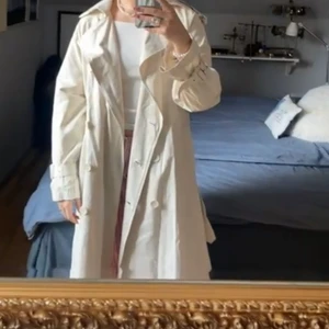 Trenchcoat  - Säljer denna slutsålda trenchcoaten som aldrig är använd ❤️  Beställde två stycken i olika storlekar men bestämde mig för den andra storleken