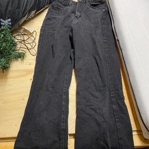 Jeans - Säljer mina svarta utsvängda jeans i gott skick!💗 så fina☺️ passar 170 och neråt