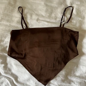 Helt ny brun fest satin topp strl S - Helt ny, aldrig använd brun, festtopp i satinmaterial. Supergulliga med stretch i ryggen, från H&M! Strl S! Frakt 13kr🥰