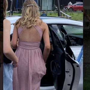 balklänning  - smuts rosa balklänning, endast använd en gång förra året, inga som helst problem på klänning den är insydd hos en skräddare i midjan så alla mått kanske inte stämmer. Den är även vadderat så ingen bh krävs (går att ta bort vadderingen) Skriv privat för flera bilder 💕