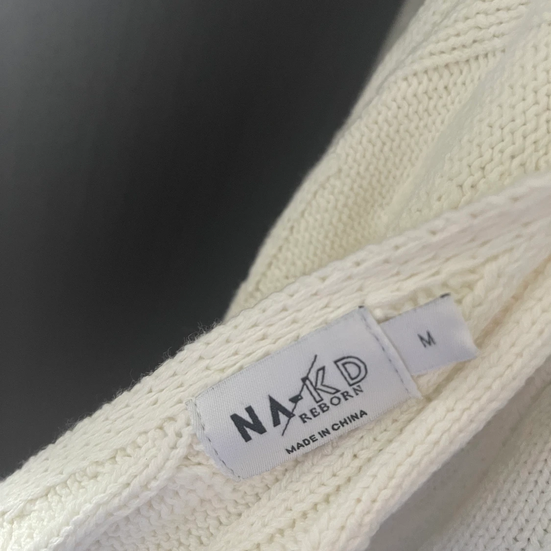 Stickad tröja med öppen rygg  - 91