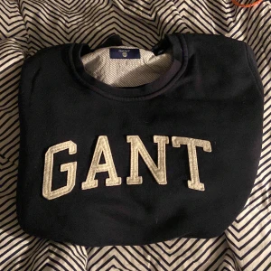 Gant huddi utan luva marinblå  - Hej här säljer jag min marinblåa tröja i storlek L men sitter som en nästan M har typ aldrig använt den, de är en M-L i dam!