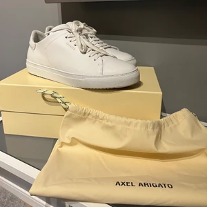 Axel arigato skor - Hej! Säljer nu mina arigato skor då dom var för små. Dom är super fina och rena. Dom är använda 2-3 gånger bara. Storlek 42. Köpte dom för 1799kr och säljer dom nu för 1000.(priset kan diskuteras vid snabb affär) Hör gärna av dig om du har några frågor😃. (Köparen står för frakten)