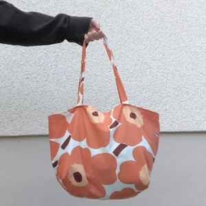 Shopper Marimekko - Jag syr tygväskor i 100% äkta Marimekko-tyg!🥰  Väskan är ungefär 50x40x15cm och sydd i bomullstyg som är beställt på Marimekkos egen hemsida (bilder på tygets stämplar går att få om man skulle önska det.) De är sydda med extra stark bomullstråd och jag som syr är van vid symaskin och säljer inte en kasse som jag inte är helt nöjd med. 🧵 På sista bilden ser du tygerna som finns att välja emellan. Ta chansen och beställ hem sommarens snyggaste väska till dig eller en kompis!☀️ (Skickas såklart spårbart med Postnord!) 