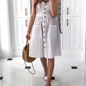 Sommar klänning 38-40, bomull, helt ny!  - Säljer sommar klänning i bomull som passar storlek 38-40. Den är helt ny (resterna efter min webb butik). Inga hål, fläckar, helt ny, aldrig använd. 