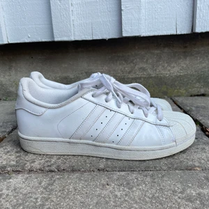 Adidas sneakers vita 39 40 - Sneakers från Adidas i storlek 40, men små i storleken så passar en 39 bäst. Knappt använda men lite missfärgade (se bild). Jag har dock inte försökt tvätta dem, tror allt försvinner i tvätt! 