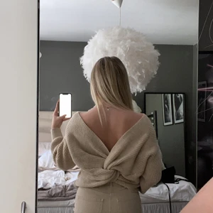 Stickad tröja med öppen rygg - Fin stickad tröja med öppen rygg från chiquelle. Oanvänd så i toppskick. Frakt 66kr tillkommer❤️‍🔥