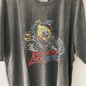 P&Co Graphic XL T-shirt - Black/grey graphic XL t-shirt, standard fit. Worn once or twice. Retail price ~350sek