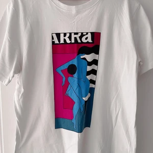 White Graphic XL T-shirt by Parra - White graphic XL t-shirt, standard fit. Worn once or twice. Retail price ~350sek