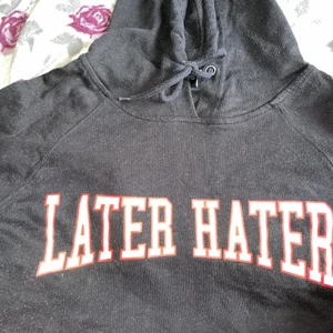 Hoodie - En Hoodie, lite magtröjad. Tunn. Fint skick annars