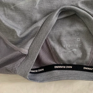 Träningströja från Nike - Ljusgrå tshirt från Nike, aldrig använd! 💛 stlr xs