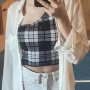 Topp - En jätte fin topp som tyvärr blivit för liten för mig. Men annars sitter den sjukt fint. Storleken är XS