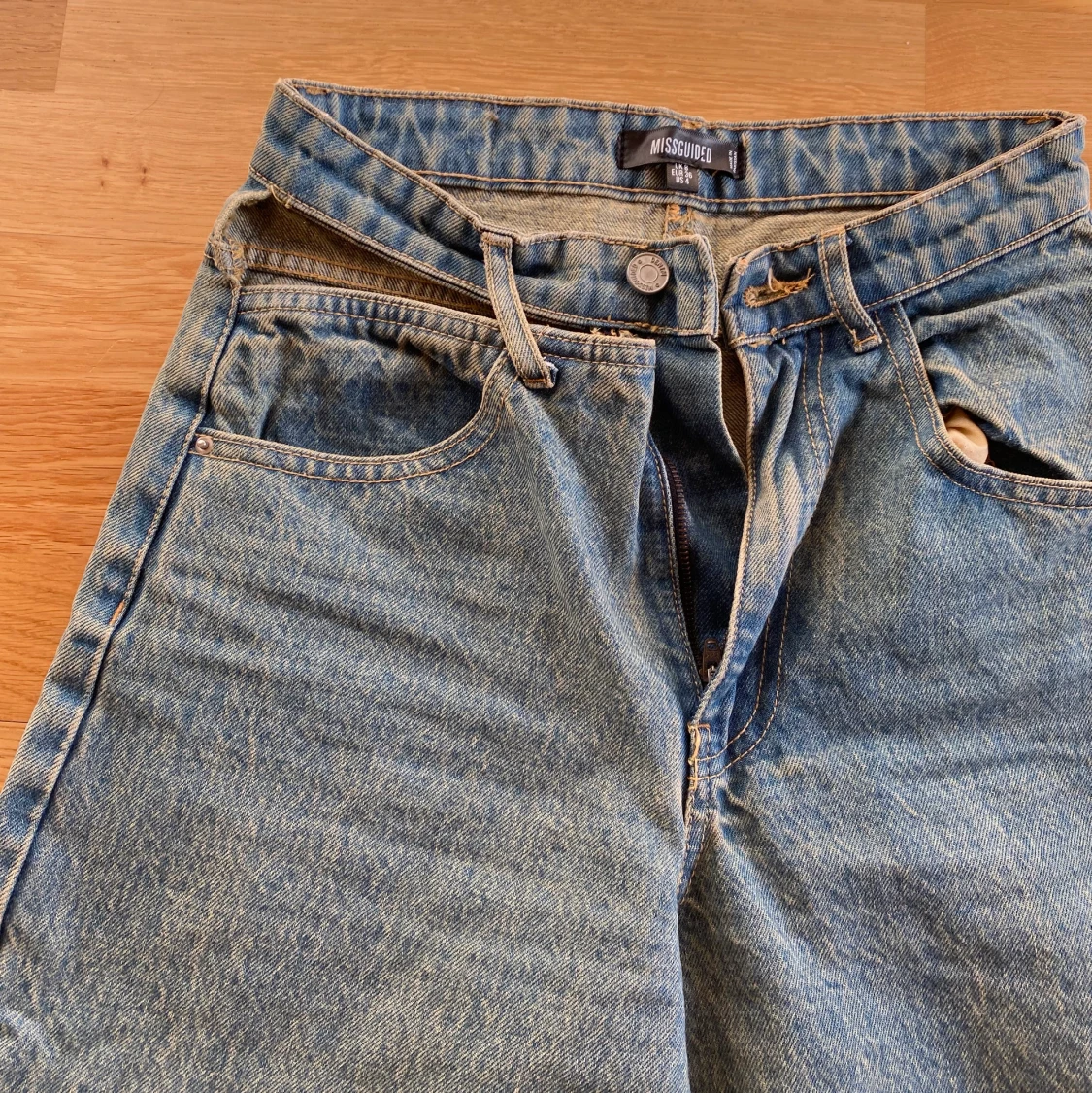 Jeans med hål vid midjan, vida ben - 91